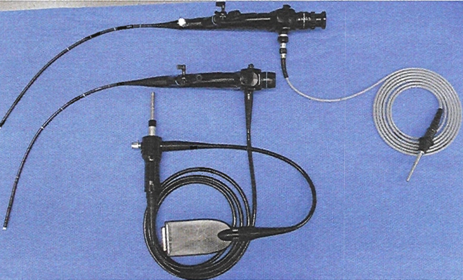 Fig.15 El cistoscopio flexible con su fuente de luz ensamblada y puntas flexible. Para obtener las imágenes se puede utilizar fibra óptica (superior) o digital (inferior). La fibra digital otorga una mejor resolución de imagen. (Extraído de Campbell Walsh Urología 10ª Ed. Principios básicos de la cirugía urológica)